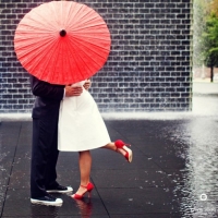 shogun,couple,rain,red,umbrellas,kiss-45e6a0982cf5c177a573228fd479aa71_h
